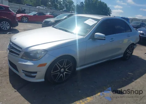 2014 Mercedes-Benz C 250 Luxury/Sport z USA, uszkodzony, nr VIN WDDGF4HB0EG248697